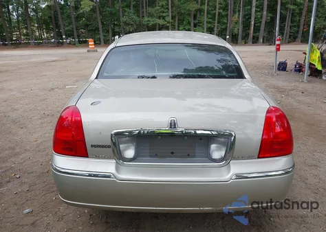 2010 Lincoln Town Car Signature Limited z USA, uszkodzony, nr VIN 2LNBL8CV5AX613980